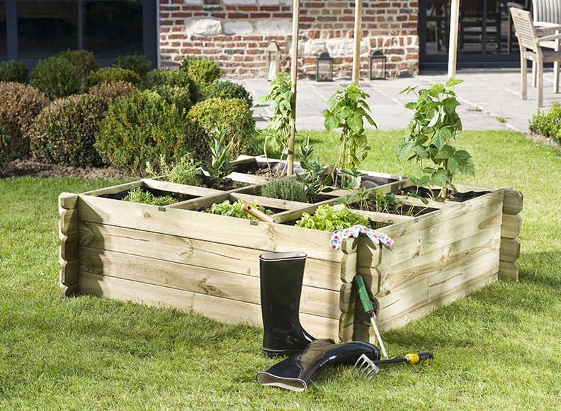 Cajón de cultivo situado en un jardín